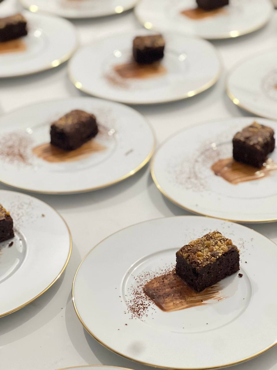Brownies de autor en platos con borde dorado