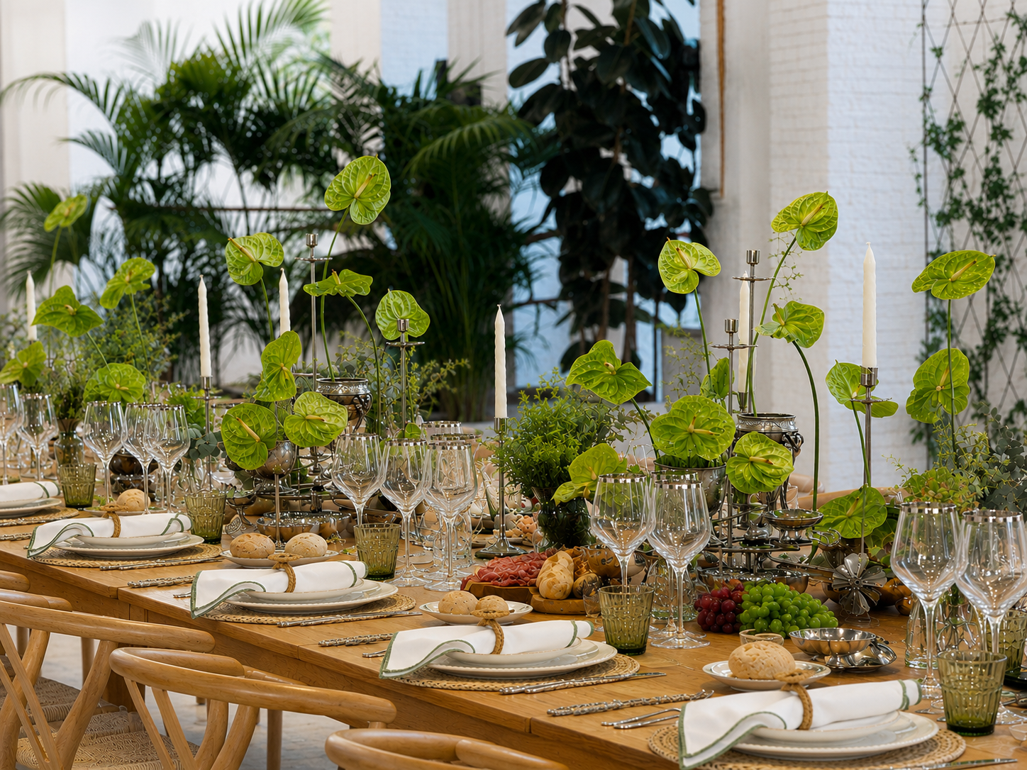 Montaje de mesa para evento con anthuriums verdes